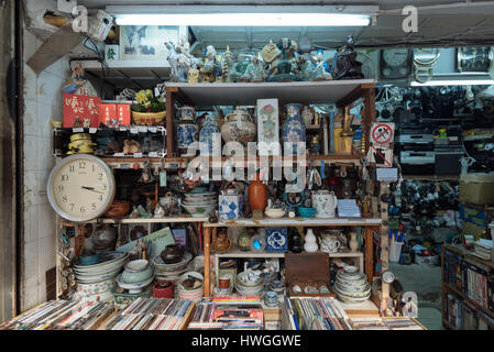 Hong Kong Regione amministrativa speciale di Hong Kong - 26 Gennaio 2017: negozi di antiquariato in Cat Street a Hong Kong. Hollywood Road, Upper Lascar Row aka Cat Street è una grande t Foto Stock