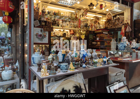 Hong Kong Regione amministrativa speciale di Hong Kong - 26 Gennaio 2017: negozi di antiquariato in Cat Street a Hong Kong. Hollywood Road, Upper Lascar Row aka Cat Street è una grande t Foto Stock