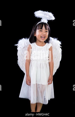 Sorridente cinese asiatici Little Angel in nero scuro isolato di sfondo per studio. Foto Stock