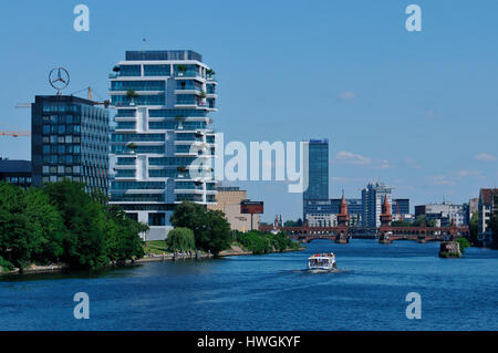 Wohnturm livelli vivente, Mercedes Benz, Vertriebszentrale Muehlenstrasse, Spreeufer, Friedrichshain di Berlino, Deutschland, MÂ³hlensstrasse Foto Stock