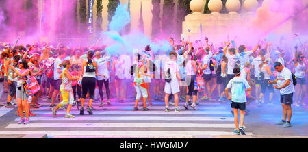 Barcellona - 18 Maggio: persone al Holi Colour Run festa nelle strade della città il 18 maggio 2014 a Barcellona, Spagna. Foto Stock