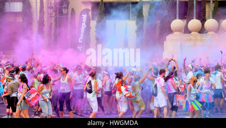 Barcellona - 18 Maggio: persone al Holi Colour Run festa nelle strade della città il 18 maggio 2014 a Barcellona, Spagna. Foto Stock