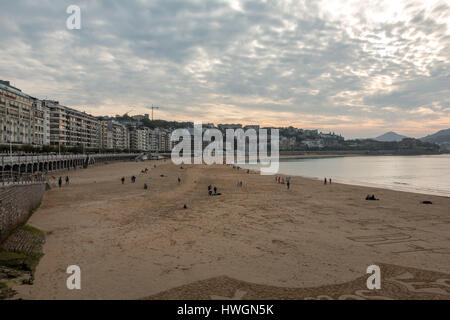 La Playa de la Concha beach in San Sebastian / Donostia in Spagna Foto Stock