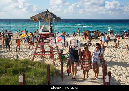 Cuba, La Habana, Spiagge ad Est, Santa Maria, giovani di ritorno dalla spiaggia Foto Stock