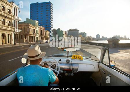 Cuba, La Havane, Malecon, all'interno di un vecchio american taxi auto con autista salendo sul fronte mare Foto Stock