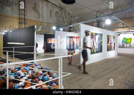 Cuba, La Habana, Vedado, giovani nella sala esposizioni del Fabrica de arte cubano Foto Stock