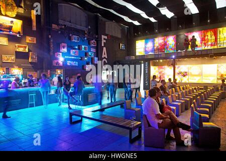 Cuba, La Habana, Vedado, sala proiezioni e bar di Fabrica de arte cubano Foto Stock