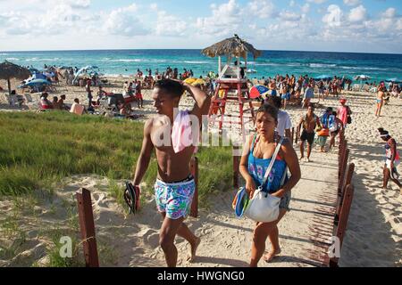 Cuba, La Habana, Spiagge ad Est, Santa Maria, giovani di ritorno dalla spiaggia Foto Stock