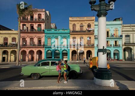 Cuba, La Habana, paseo de Marti, bambini e vecchi vettura americana di fronte a edifici neoclassici Foto Stock