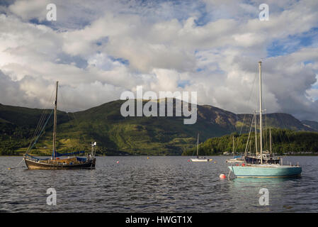 Barche da pesca e da diporto su Loch Leven, Argyll, Scotland, Regno Unito Foto Stock