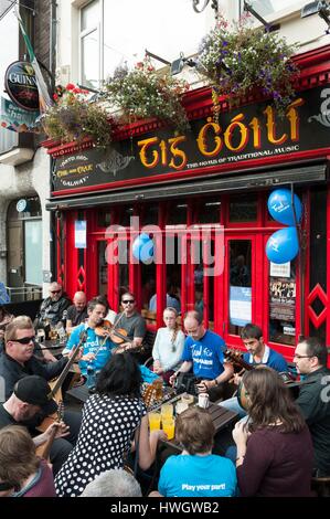 L'Irlanda, nella contea di Galway e Galway, pub Tig Coili, terrazza tradizionale sessione musicale Foto Stock