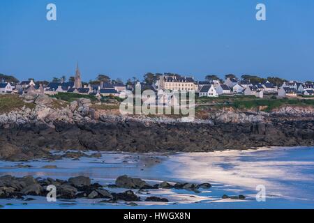 Francia, Finisterre, Iroise mare, Legendes Costa, Porspoder al chiaro di luna Foto Stock