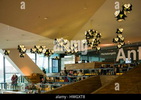 Paesi Bassi, Amsterdam, Eastern Docklands, Eye Film Institute, Cafe interior Foto Stock