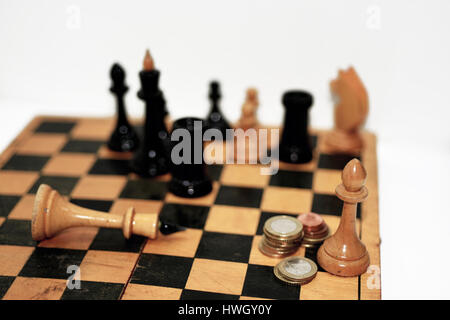 Composizione astratta di figure di scacchi. Isolato su sfondo bianco. Foto Stock