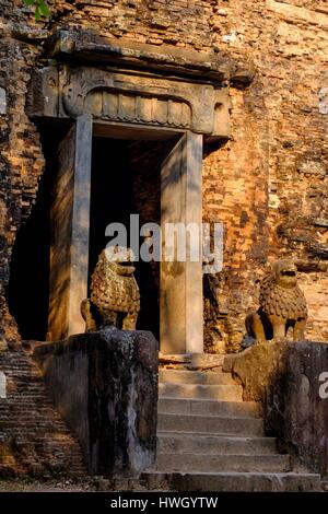 Cambogia, Kompong Thom provincia, Sambor Prei Kuk elencati come patrimonio mondiale dall' UNESCO, periodo Pre-Angkorian, tempio di Prasat Tao costruire dal Re Jayavarman II datata 9 secolo Cambogia, provincia de Kompong Thom, Kompong Thom, ensemble de templi de Sambor Prei Kuk elencati come patrimonio mondiale dall' UNESCO, temple de Prasat Tao construit par le roi Jayavarman II au IX siècle Foto Stock