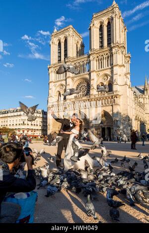 Francia, Parigi, zona elencata come patrimonio mondiale dall' UNESCO, Cinese sposa e lo sposo in Cina photo shoot davanti alla Cattedrale di Notre Dame de Paris Foto Stock