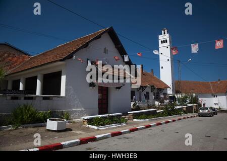 La Tunisia, nord della Tunisia, montagne Kroumirie, Beni Metir, architettura coloniale della diga idroelettrica città costruita nel 1948 Foto Stock