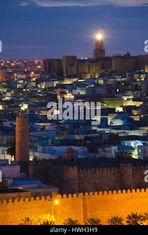 La Tunisia, tunisini Central Coast, Sousse, elevati vista sulla Medina towrds Kasbah e Sousse Museo Archeologico, sera Foto Stock