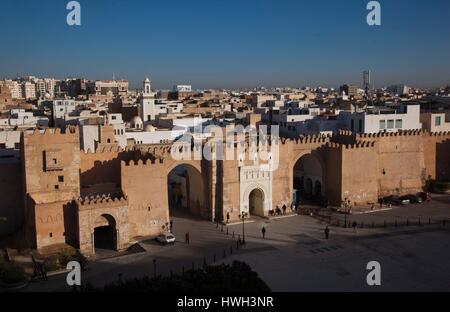 La Tunisia, tunisini Central Coast, Sfax, vista in elevazione della Medina lungo Avenue Ali Belhouane e Bab Diwan gate, mattina Foto Stock