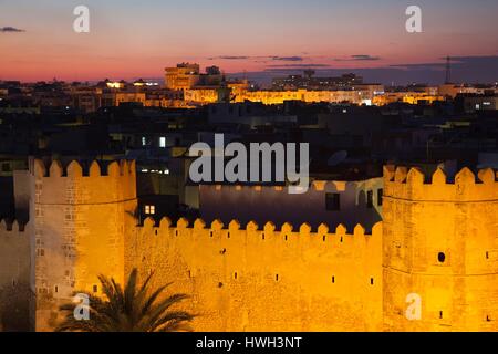 La Tunisia, tunisini Central Coast, Sfax, vista in elevazione della Medina lungo Avenue Ali Belhouane, sera Foto Stock