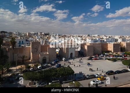 La Tunisia, tunisini Central Coast, Sfax, vista in elevazione della Medina lungo Avenue Ali Belhouane e Bab Diwan gate Foto Stock