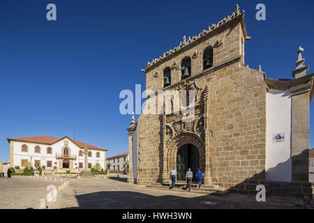 Il Portogallo, Regione settentrionale del distretto di Guarda, Douro, Vila Nova de Foz Coa, chiesa Matriz con una vista del municipio, Praca do municipio posto Foto Stock