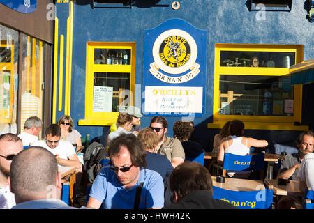 Francia, Finisterre, Brest, Fetes maritimes internationales de Brest 2016 (International Maritime festa Brest 2016), terrazza di un pub nel centro cittadino Foto Stock