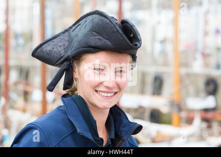 Francia, Finisterre, Parc Naturel Regional d'Armorique, Parc Naturel marin d'Iroise, DOUARNENEZ, Temps Fetes, gathring di barche a vela e la gente di mare, ritratto di una donna vestita di vecchi tempi sulla porta dell'Rosmeur Foto Stock