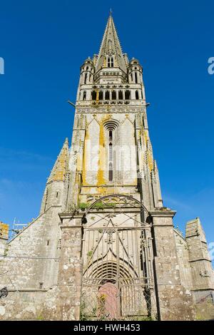 Francia, Finisterre, Parc Naturel Regional d'Armorique, Parc Naturel marin d'Iroise, DOUARNENEZ, XVI secolo bellfry di Saint Herle de Ploare chiesa in stile gotico Foto Stock