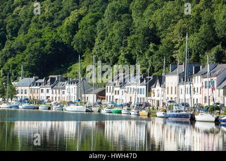 Francia, Finisterre, Port Launay, barche ormeggiate lungo il molo sul fiume Aulne e case Foto Stock