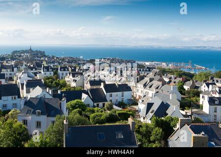 Francia, Finisterre, Parc Naturel Regional d'Armorique, Parc Naturel marin d'Iroise, DOUARNENEZ, vista panoramica di Douarnenez dal bellfry di Saint Herle de Ploare chiesa Foto Stock