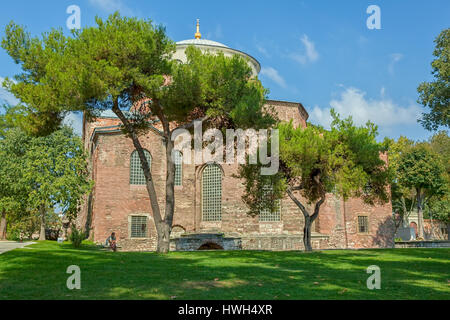 ISTANBUL, Turchia - 27 settembre: Hagia Irene chiesa, Aya Irini nel parco del Palazzo Topkapi a settembre 27th, 2013 Istanbul, Turchia. Foto Stock