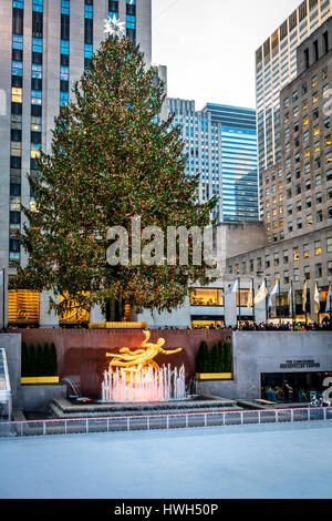 Il Rockefeller Center albero di Natale decorato - New York, Stati Uniti d'America Foto Stock