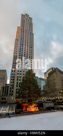 Il Rockefeller Center albero di Natale decorato - New York, Stati Uniti d'America Foto Stock