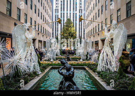 Il Rockefeller Center decorazione di Natale con angeli e Tree - New York, Stati Uniti d'America Foto Stock