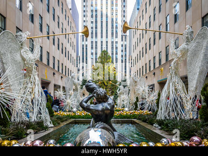 Il Rockefeller Center decorazione di Natale con angeli e Tree - New York, Stati Uniti d'America Foto Stock