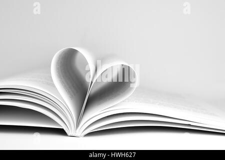 Forma di cuore realizzato con pagine ripiegate di un libro Foto Stock