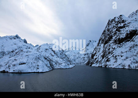 "Troll fjord in inverno, Norvegia; Norvegia; nord del paese; Lofoten; Lofot dell Islanda; Raftsund; montagne; le montagne; stagioni; inverno, troll fjord, clo Foto Stock