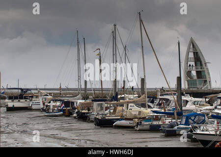 'Sport barche nel fango, Germania; Bassa Sassonia; East Friesland; i frisoni Est; Juist; porto, barche sportive, maree, bassa marea, fanghi trappola a secco Foto Stock