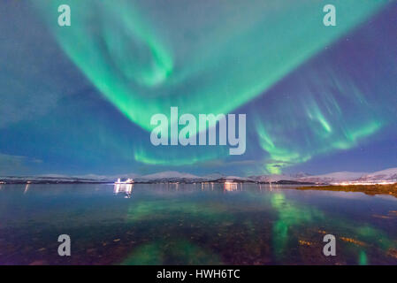 Nave sotto la luce del Nord, Norvegia, Troms, Troms?, Kval ? ?Ya, Kval?ya, Sandnessund, nave, a nord di luce, luce polare, Aurora Boreale, riflessione, costa, abbiamo Foto Stock