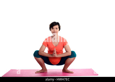 Asian donna incinta facendo yoga isolato su sfondo bianco Foto Stock