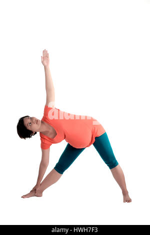 Asian donna incinta facendo yoga isolato su sfondo bianco Foto Stock