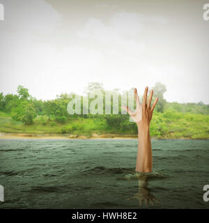 Unica mano di annegamento di uomo in mare per chiedere aiuto Foto Stock