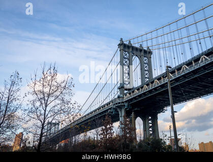 Manhattan Bridge visto da Dumbo di Brooklyn - New York, Stati Uniti d'America Foto Stock