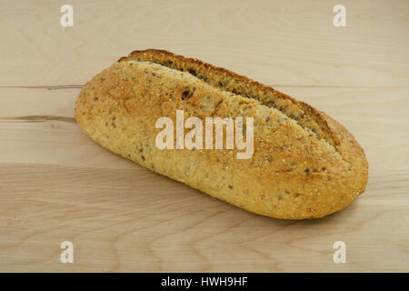 Toscana Multigrain intera pagnotta di pane sul tavolo di legno Foto Stock