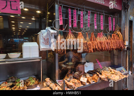 Hong Kong Regione amministrativa speciale di Hong Kong - 26 Gennaio 2017: salsicce visualizzato in un ristorantino di Hong Kong Foto Stock