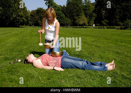 Donna con scandaglio Bowling, donne con suono bocce esoterismo, Donna con scandaglio ciotola | Frauen mit Klangschalen / Esoterik " Foto Stock