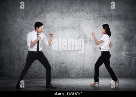 Uomo di affari e donna combattimenti. Lavoro il concetto di concorrenza Foto Stock