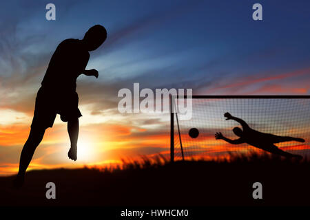Silhouette di un giocatore di calcio pronto per eseguire il calcio di rigore sul campo Foto Stock