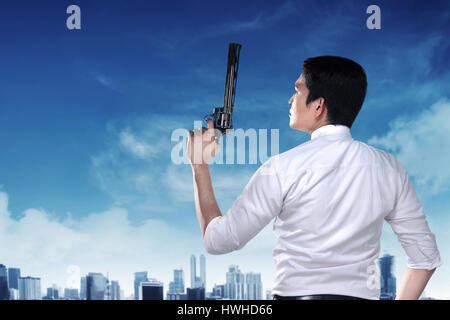 Agente segreto tenendo la pistola pronto a far fuoco Foto Stock